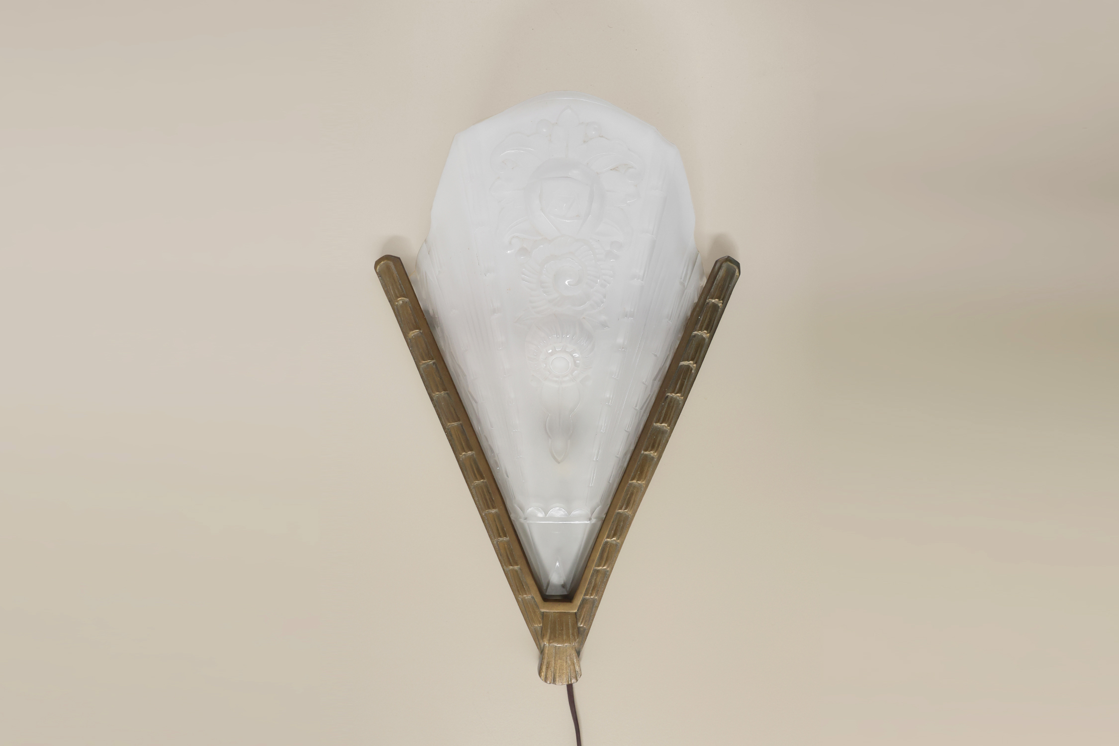 French Art Deco wall scone with frosted molded-pressed glass shade, 1920sthumbnail
